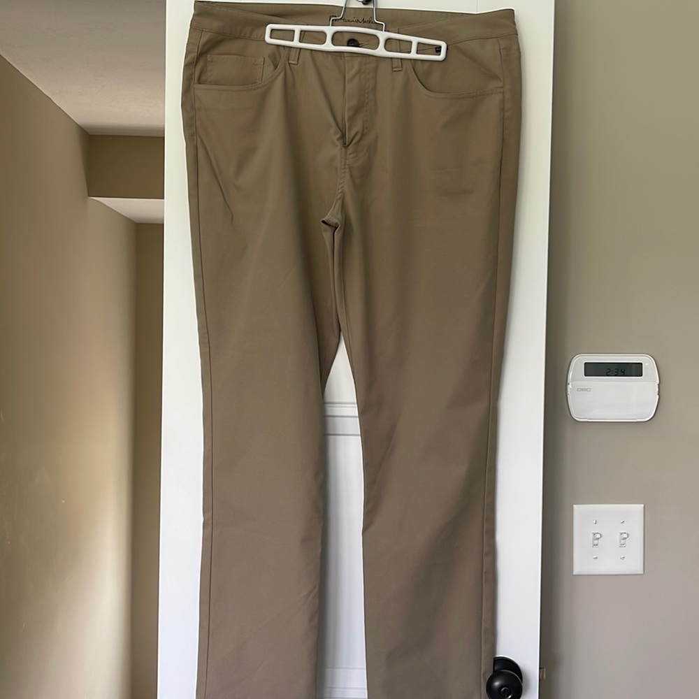 Men’s Travis Matthew Pants, Level Up Slim Pant, Khaki, Size 38, EUC.